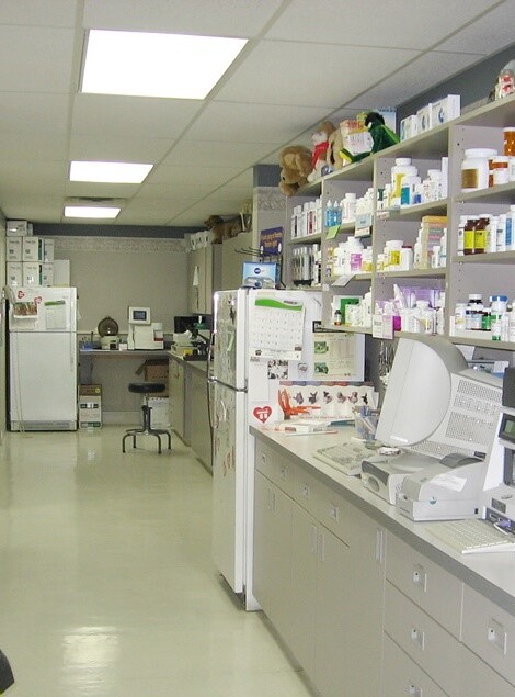 Organized-veterinary-pharmacy-lab